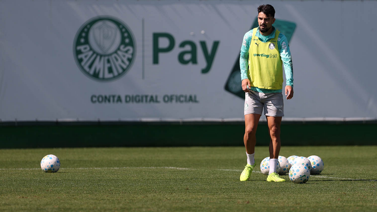 O jogador Flaco López, da SE Palmeiras, durante treinamento, na Academia de Futebol.