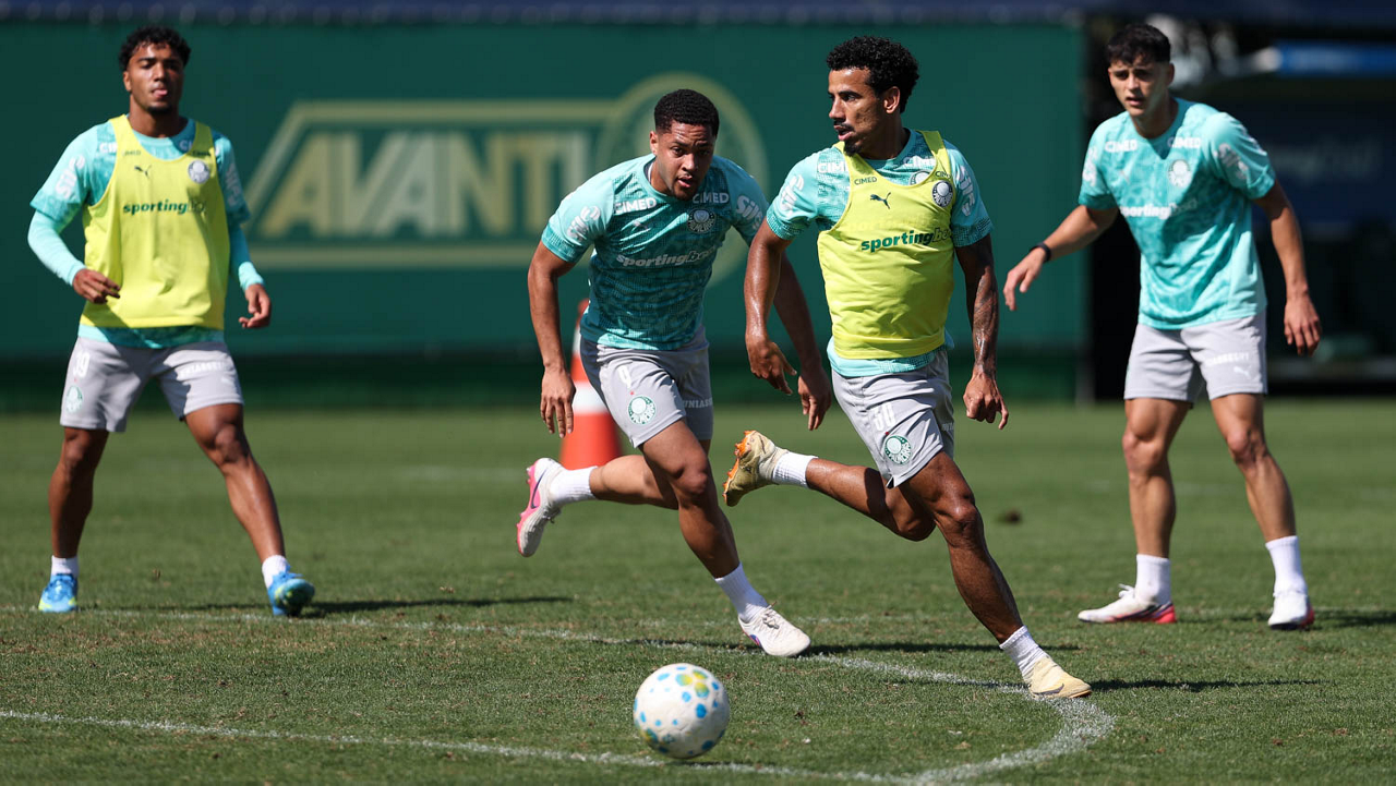 Os jogadores Vitor Roque e Lucas Evangelista (D), da SE Palmeiras, durante treinamento, na Academia de Futebol.