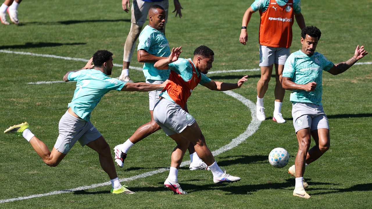 Felipe Anderson, Vitor Roque e Lucas Evangelista (E/D), da SE Palmeiras, durante treinamento, na Academia de Futebol.