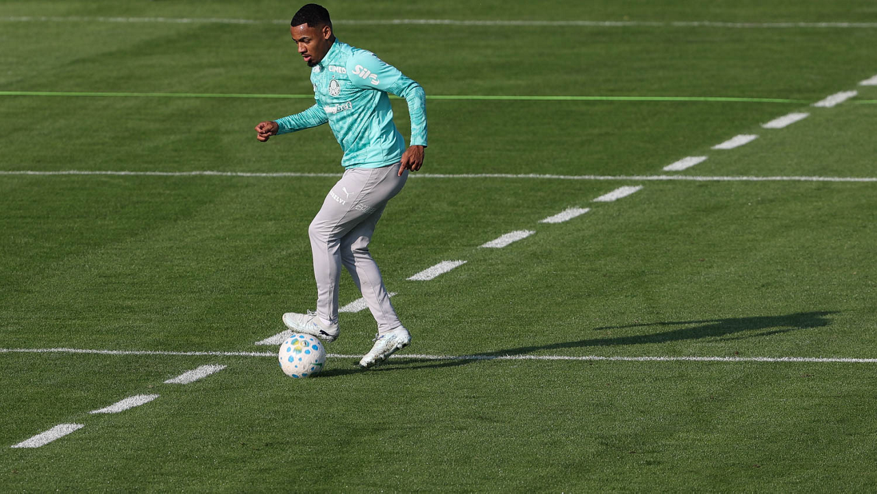 O jogador Allan, da SE Palmeiras, durante treinamento, na Academia de Futebol.