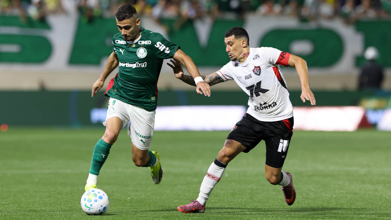 O jogador Andreas Pereira, da SE Palmeiras, disputa bola com o jogador do EC Vitória, durante partida válida pela segunda rodada, do Campeonato Brasileiro, Série A, na Arena Baruei.