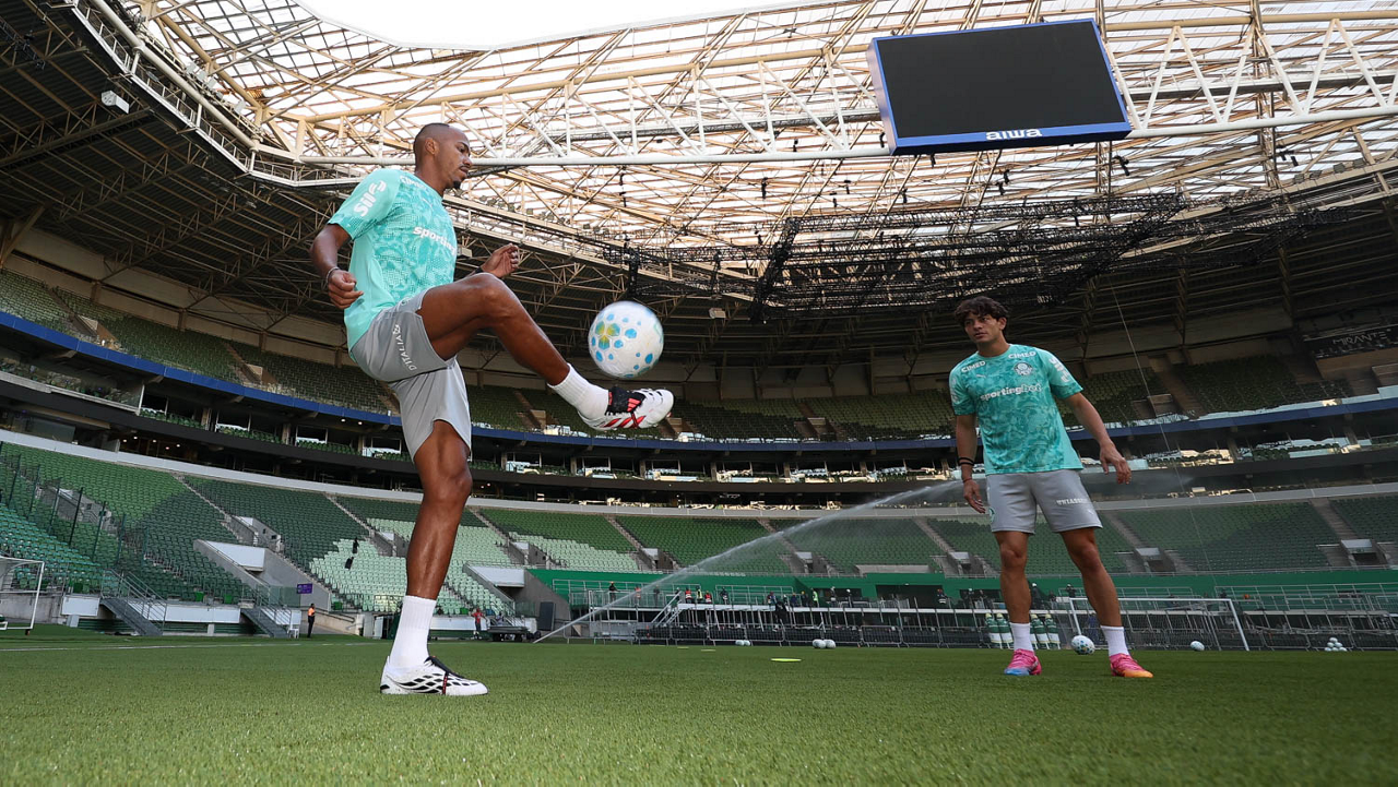 Os jogadores Marlon Freitas e Agustín Giay (D), da SE Palmeiras, durante treinamento, na arena Nubank Parque.