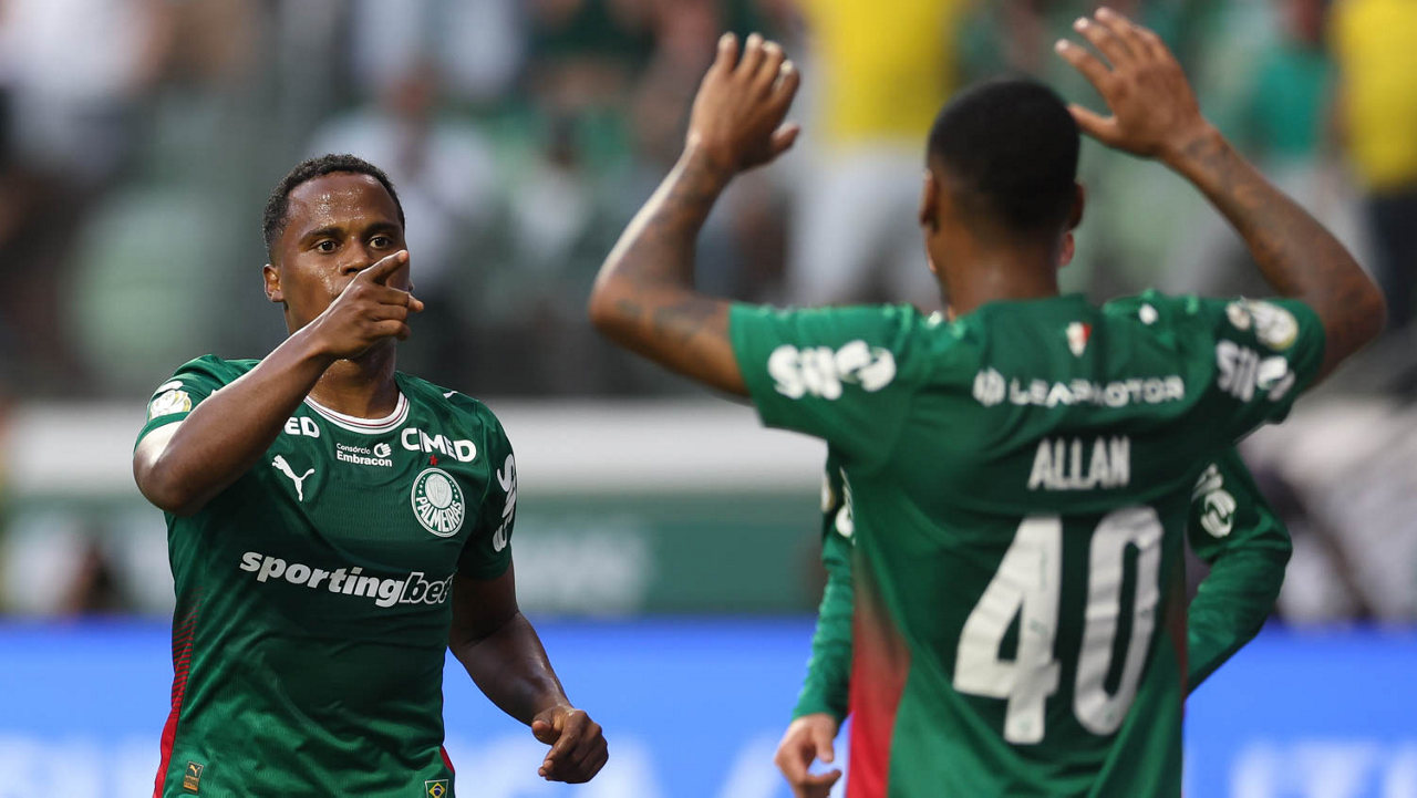 O jogador Jhon Arias, da SE Palmeiras, comemora seu gol contra a equipe do Fortaleza EC, durante partida válida pelas oitavas de final, ida, da Copa do Brasil, na arena Nubank Parque.