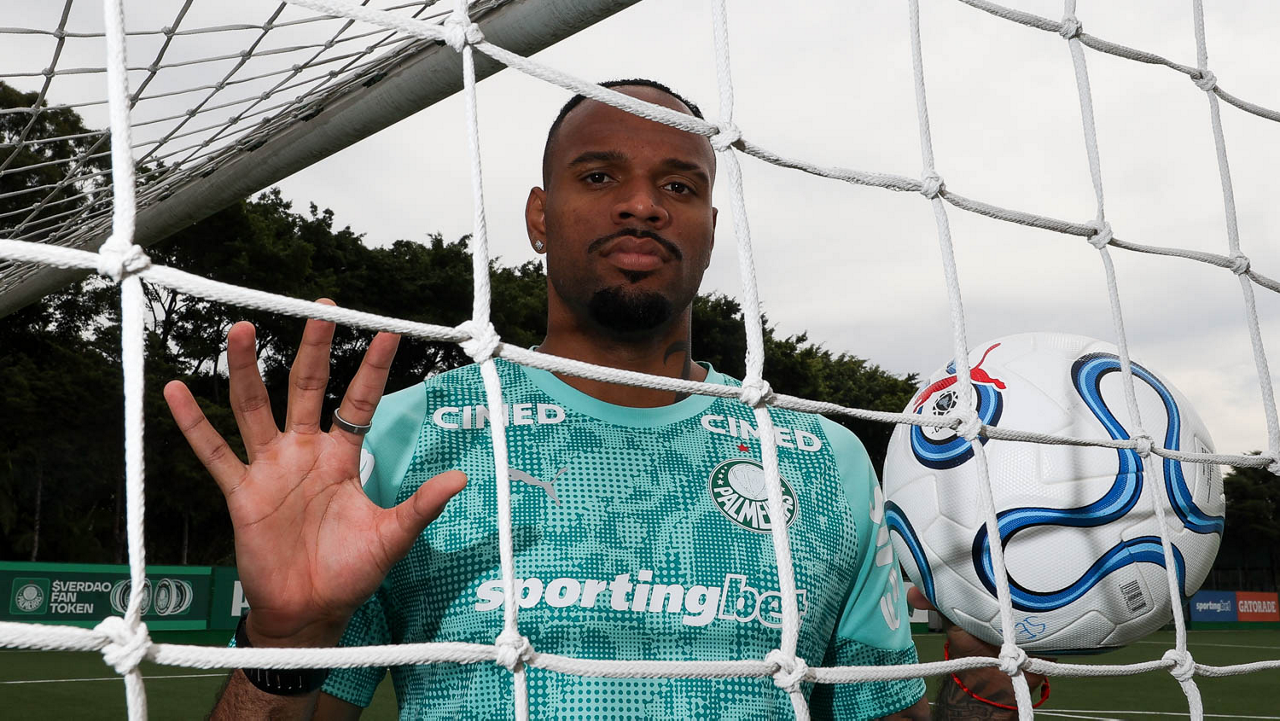 O goleiro Carlos Miguel, da SE Palmeiras, após treinamento, na Academia de Futebol.