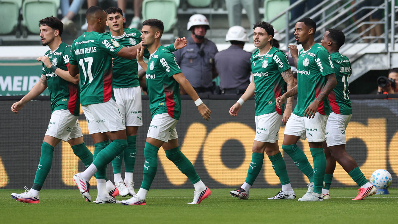 O jogador Mauricio, da SE Palmeiras, comemora seu gol contra a equipe do Fortaleza EC, durante partida válida pelas oitavas de final, ida, da Copa do Brasil, na arena Nubank Parque.