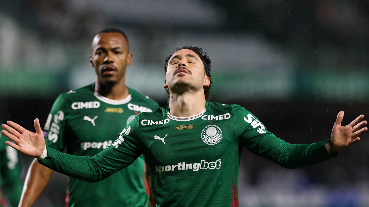 O jogador Mauricio, da SE Palmeiras, comemora seu gol contra a equipe do Coritiba FC, durante partida válida pela décima nona rodada, do Campeonato Brasileiro, Série A, no Estádio Couto Pereira.