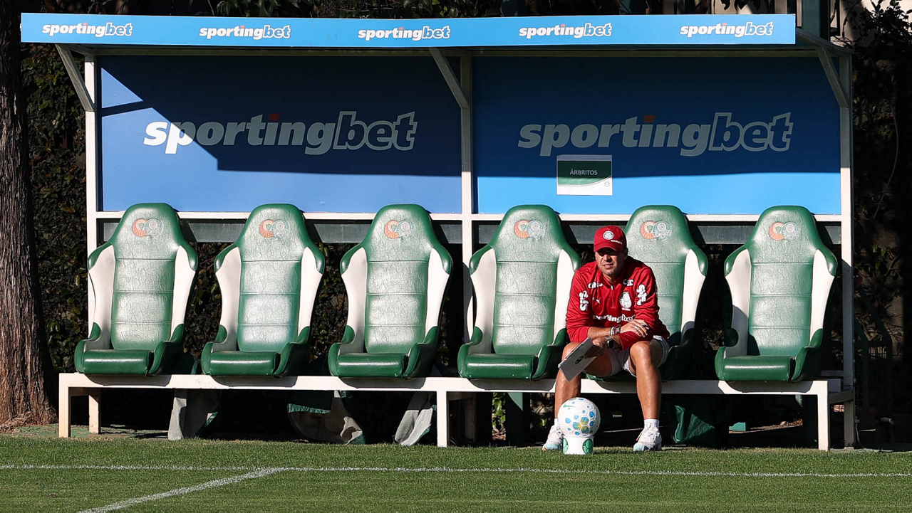 O técnico Abel Ferreira, da SE Palmeiras, durante jogo-treino contra a equipe do Inter de Limeira, na Academia de Futebol.