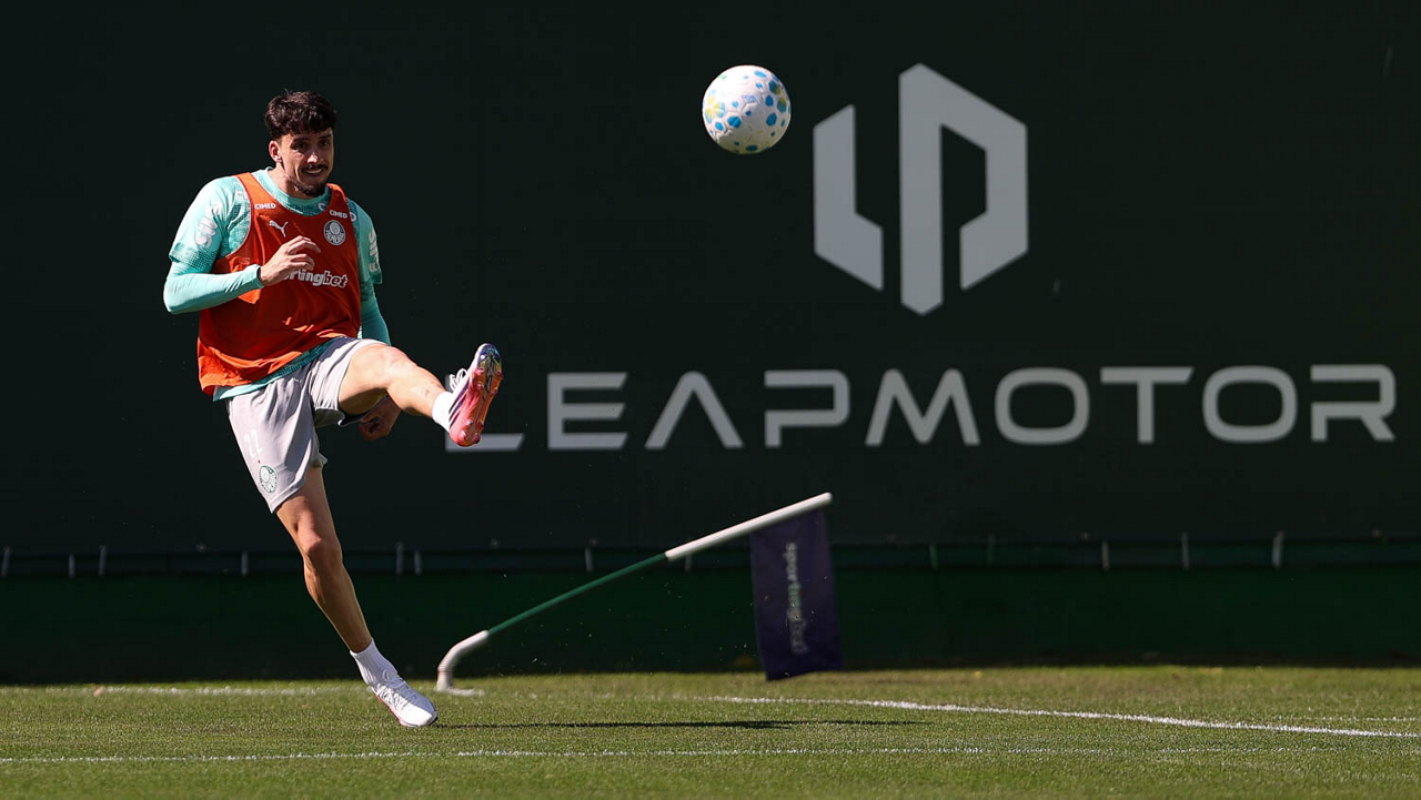 O jogador Joaquín Piquerez, da SE Palmeiras, durante treinamento, na Academia de Futebol.