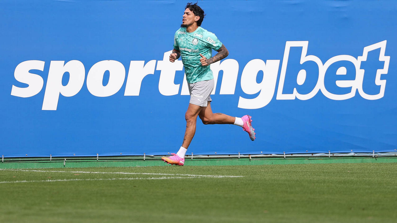 O jogador Gustavo Gómez, da SE Palmeiras, durante treinamento, na Academia de Futebol.