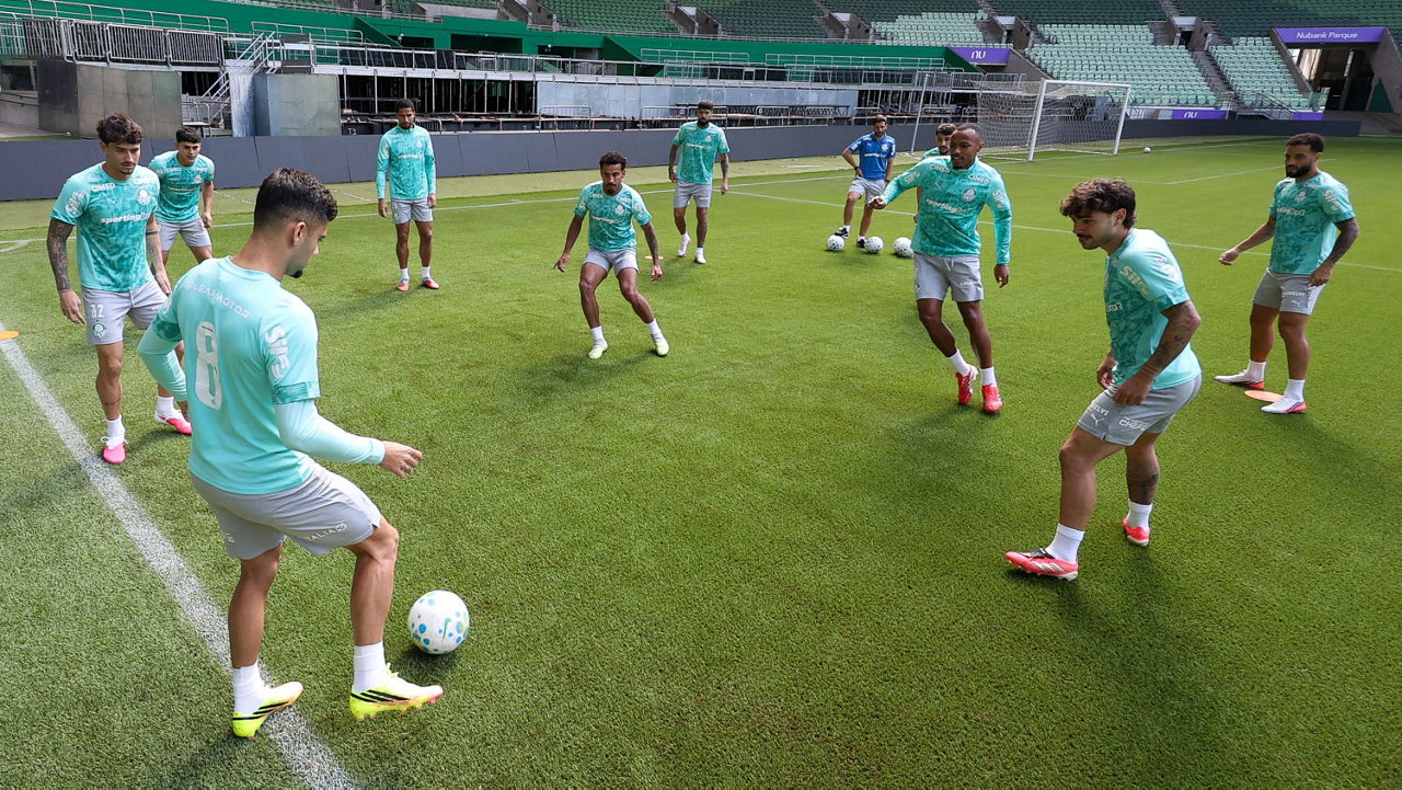 Os jogadores da SE Palmeiras, durante treinamento, na arena Nubank Parque.