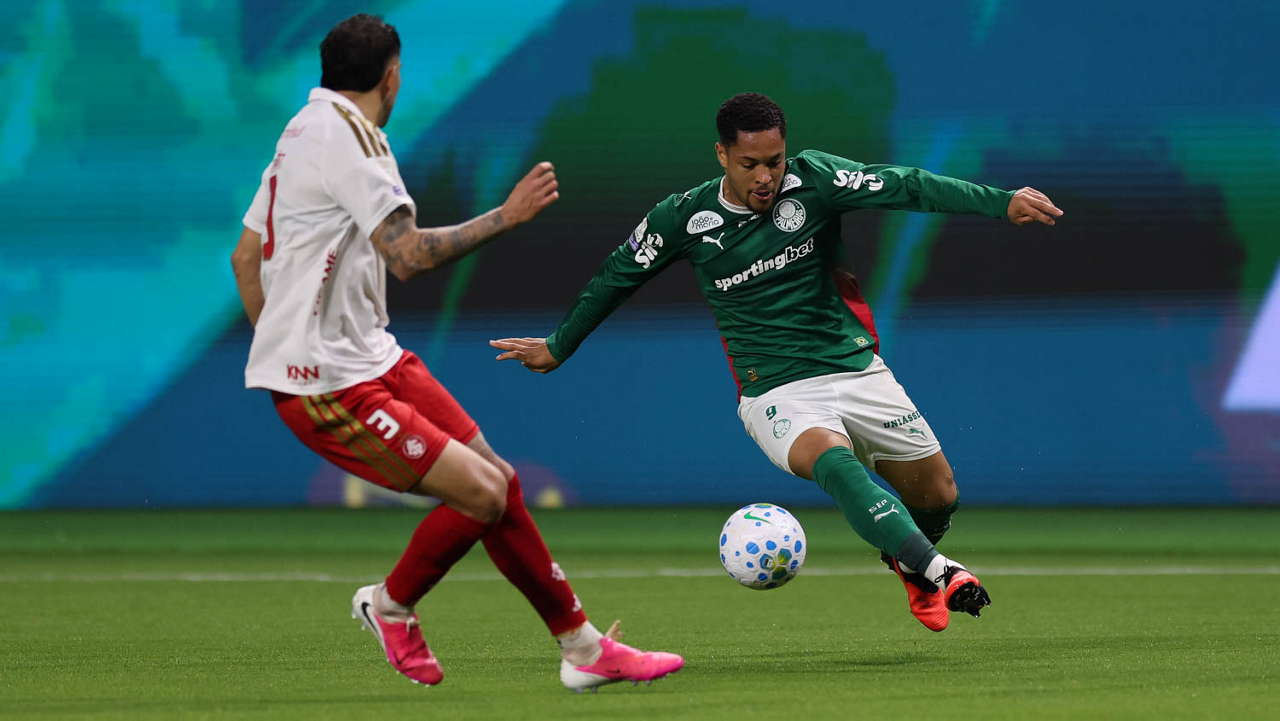 O jogador Vitor Roque, da SE Palmeiras, em jogo contra aquipe do SC Internacional, durante partida válida pela vigésima segunda rodada, do Campeonato Brasileiro, Série A, na arena Nubank Parque.