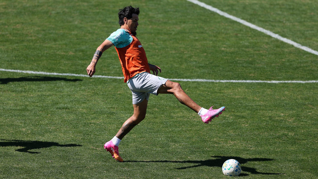 O jogador Gustavo Gómez, da SE Palmeiras, durante treinamento, na Academia de Futebol.