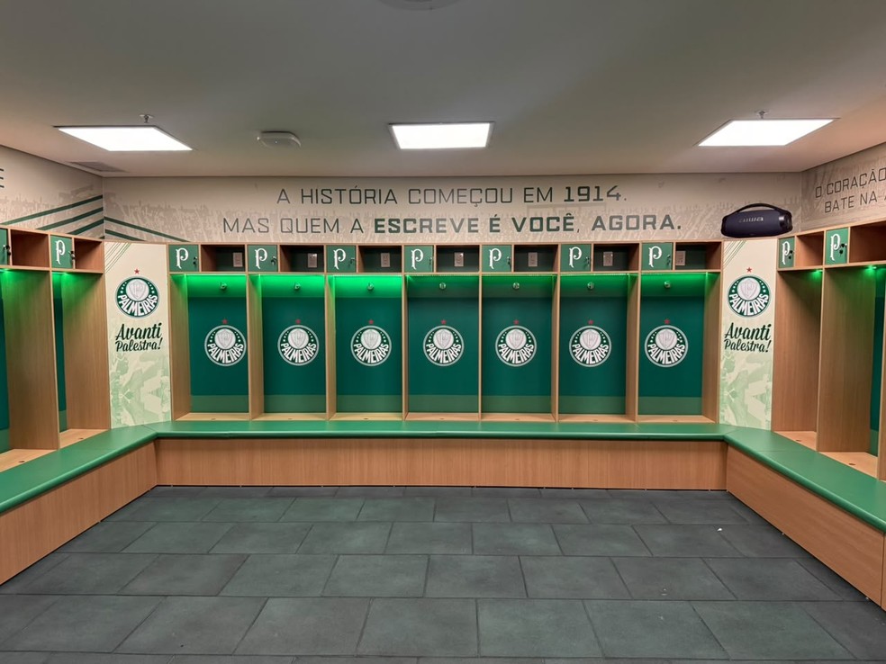 Armários do vestiário do Palmeiras no Nubank Parque agora tem bancos verdes, luzes e cofres personalizados