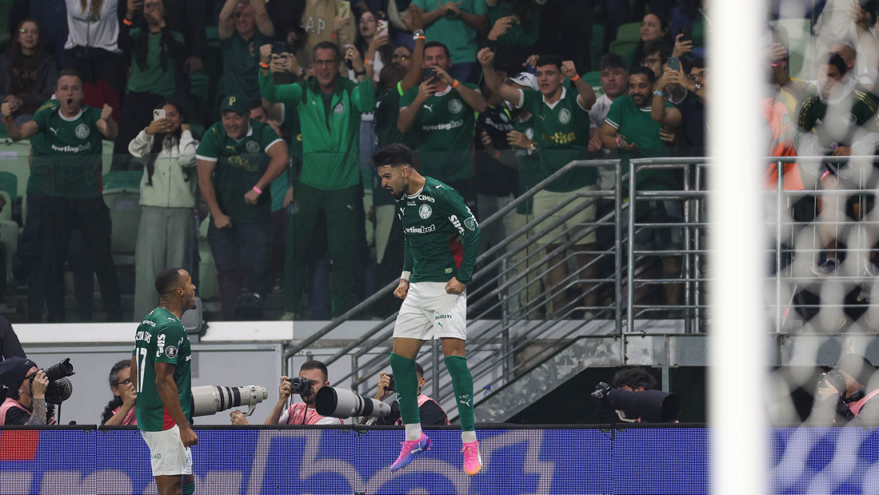 O jogador Flaco López, da SE Palmeiras, comemora seu gol contra a equipe do C Cerro Porteño, durante partida válida pelas oitavas de final, ida, da Conmebol Libertadores, na arena Nubank Parque.