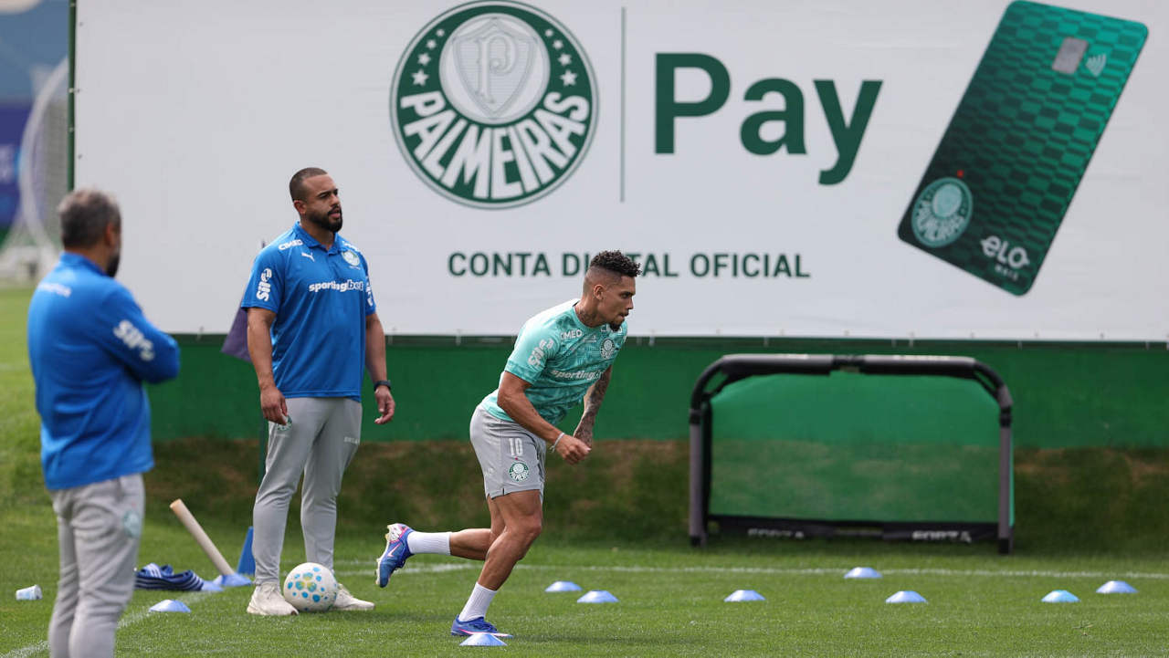 O jogador Paulinho, da SE Palmeiras, durante treinamento, na Academia de Futebol.