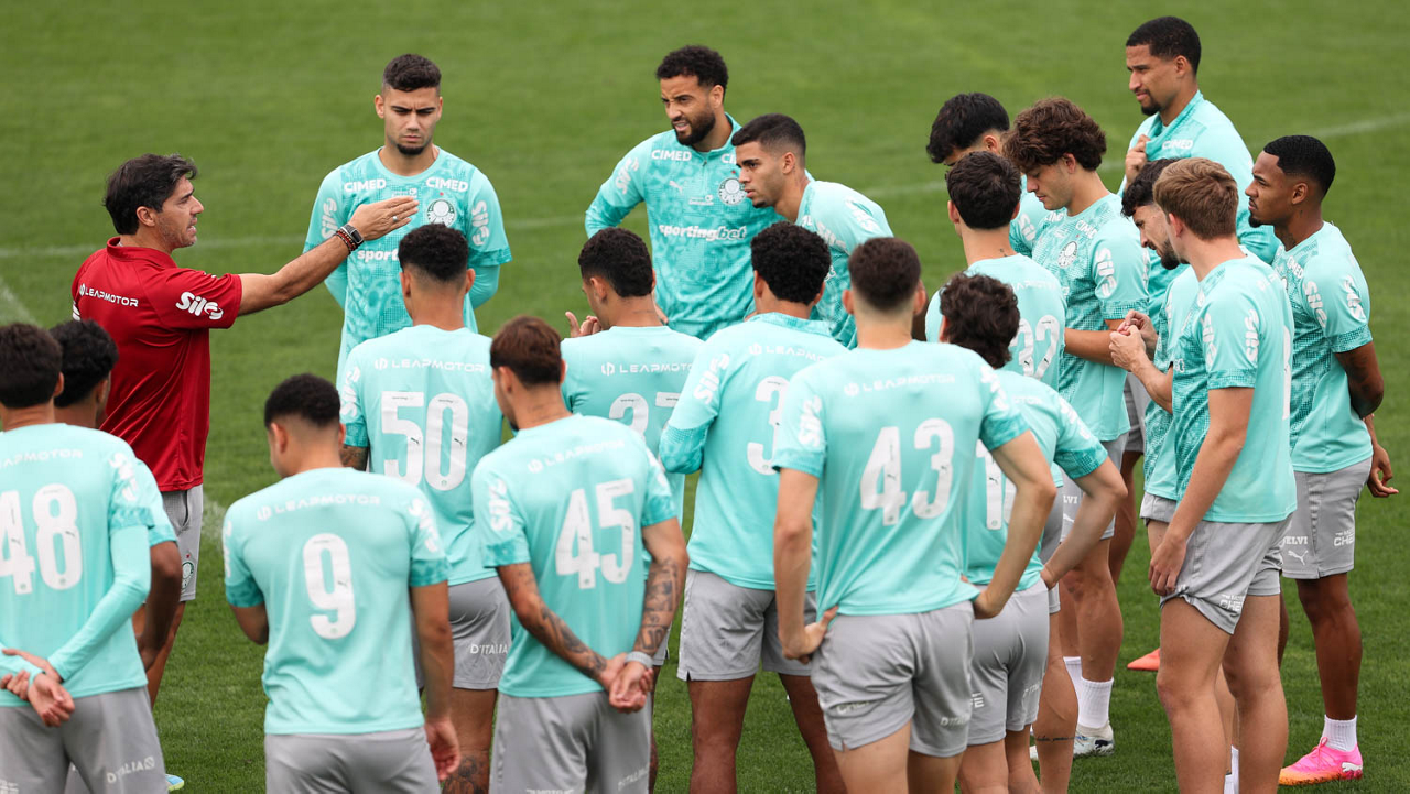 O técnico Abel Ferreira, da SE Palmeiras, durante treinamento, na Academia de Futebol.