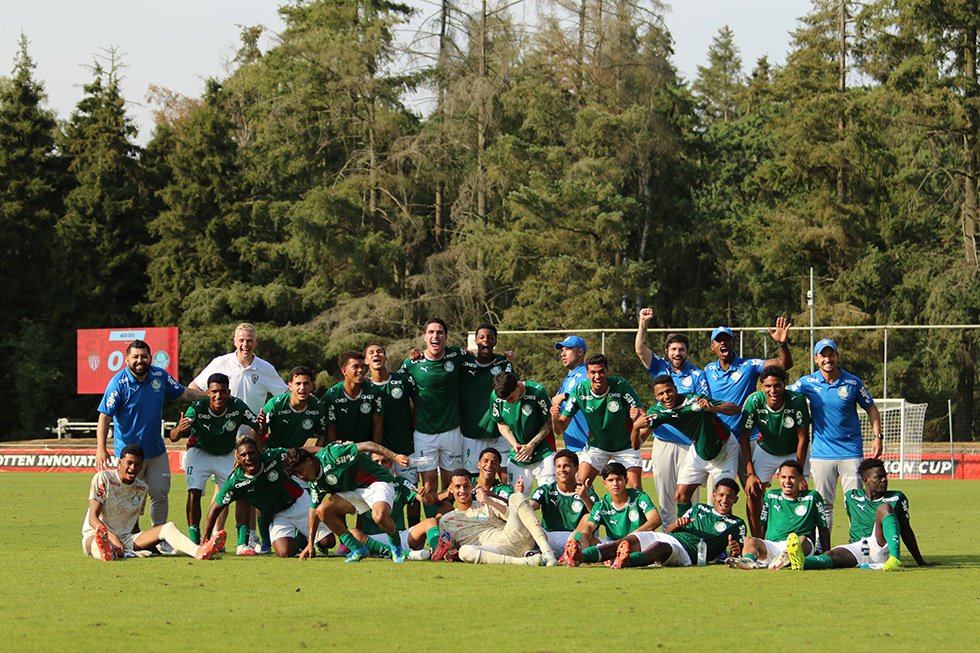Equipe Sub-20 do Palmeiras comemora a conquista da Otten Innovation Cup, na Holanda.
