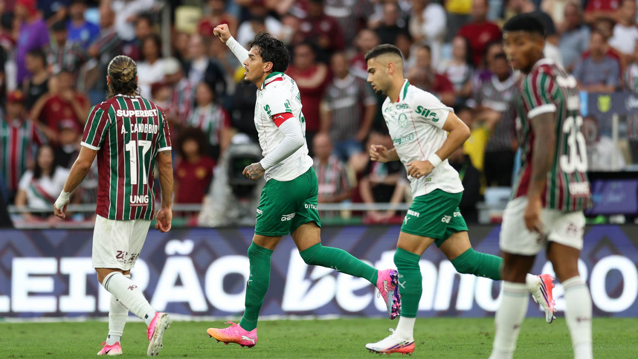 O jogador Gustavo Gómez, da SE Palmeiras, comemora seu gol contra a equipe do Fluminense FC, durante partida válida pela vigésima terceira rodada, do Campeonato Brasileiro, Série A, no Estádio do Maracanã.