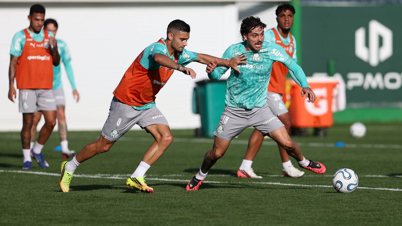 Os jogadores Andreas Pereira e Mauricio (D), da SE Palmeiras, durante treinamento, na Academia de Futebol.