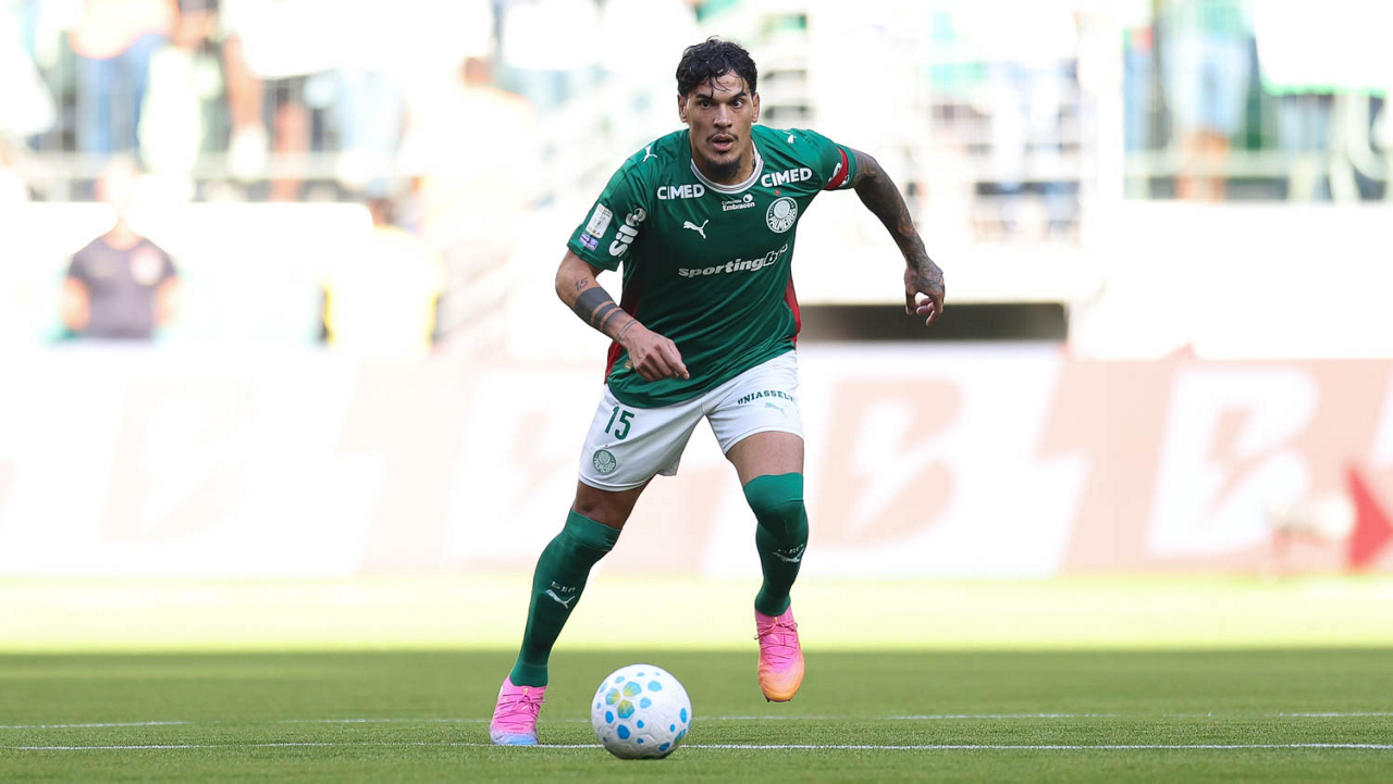 O jogador Gustavo Gómez, da SE Palmeiras, em jogo contra a equipe do CR Vasco da Gama, durante partida válida pela vigésima quarta rodada, do Campeonato Brasileiro, Série A, na arena Nubank Parque.