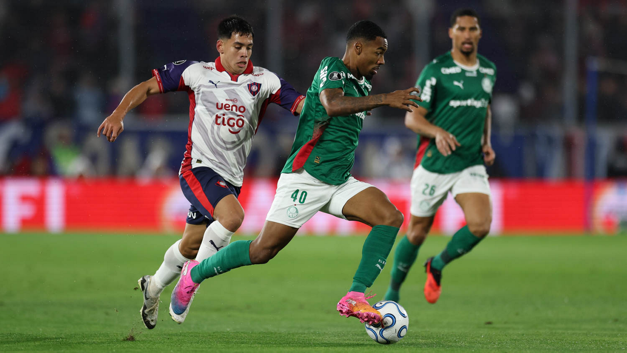 O jogador Allan, da SE Palmeiras, disputa bola com o jogador do C Cerro Porteño, durante partida válida pelas oitavas de final, volta, da Conmebol Libertadores, no Estádio La Nueva Olla.