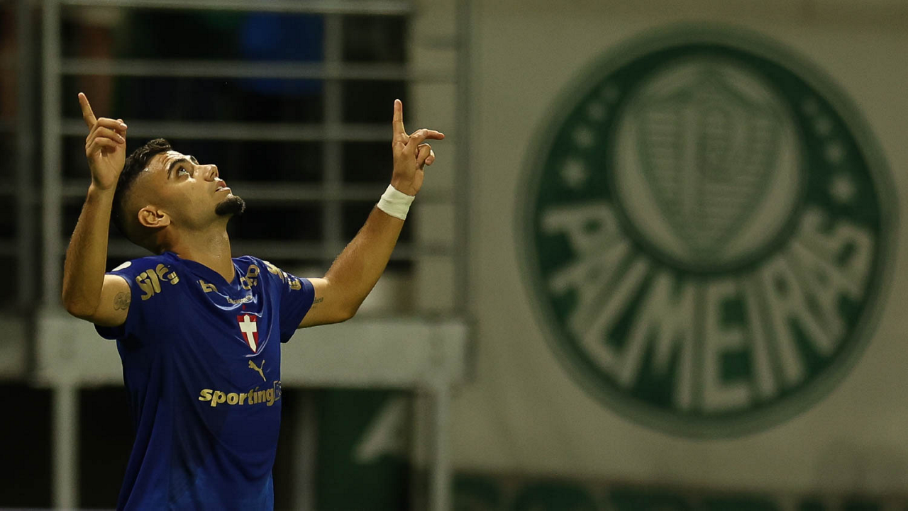O jogador Andreas Pereira, da SE Palmeiras, comemora seu gol contra a equipe do Santos FC, durante partida válida pelas quartas de final, volta, da Copa do Brasil, na arena Nubank Parque.