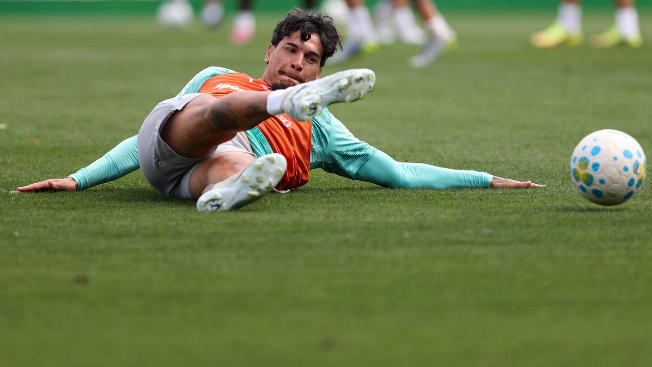O jogador Gustavo Gómez, da SE Palmeiras, durante treinamento, na Academia de Futebol.