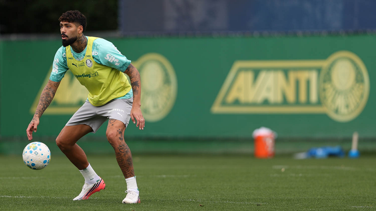 O jogador Alexander Barboza, da SE Palmeiras, durante treinamento, na Academia de Futebol.