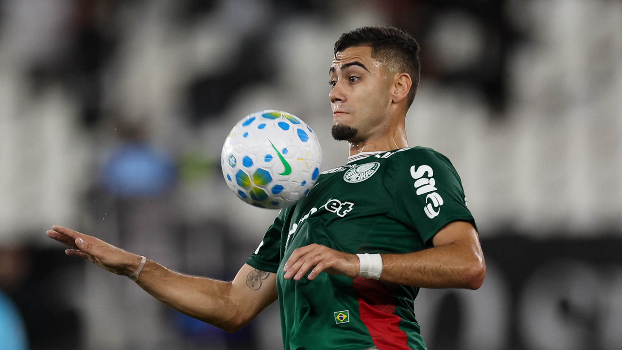 O jogador Andreas Pereira, da SE Palmeiras, em jogo contra a equipe do Botafogo FR, durante partida válida pela vigésima sexta rodada, do Campeonato Brasileiro, Série A, no Estádio Nilton Santos.