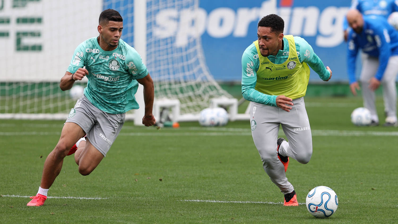 Os jogadores Arthur e Vitor Roque (D), da SE Palmeiras, durante treinamento, na Academia de Futebol.