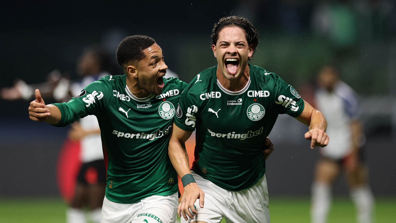 O jogador Agustín Giay, da SE Palmeiras, comemora seu gol contra a equipe da Liga Desportiva Universitaria, durante partida válida pelas quartas de final, ida, da Conmebol Libertadores, na arena Nubank Parque.