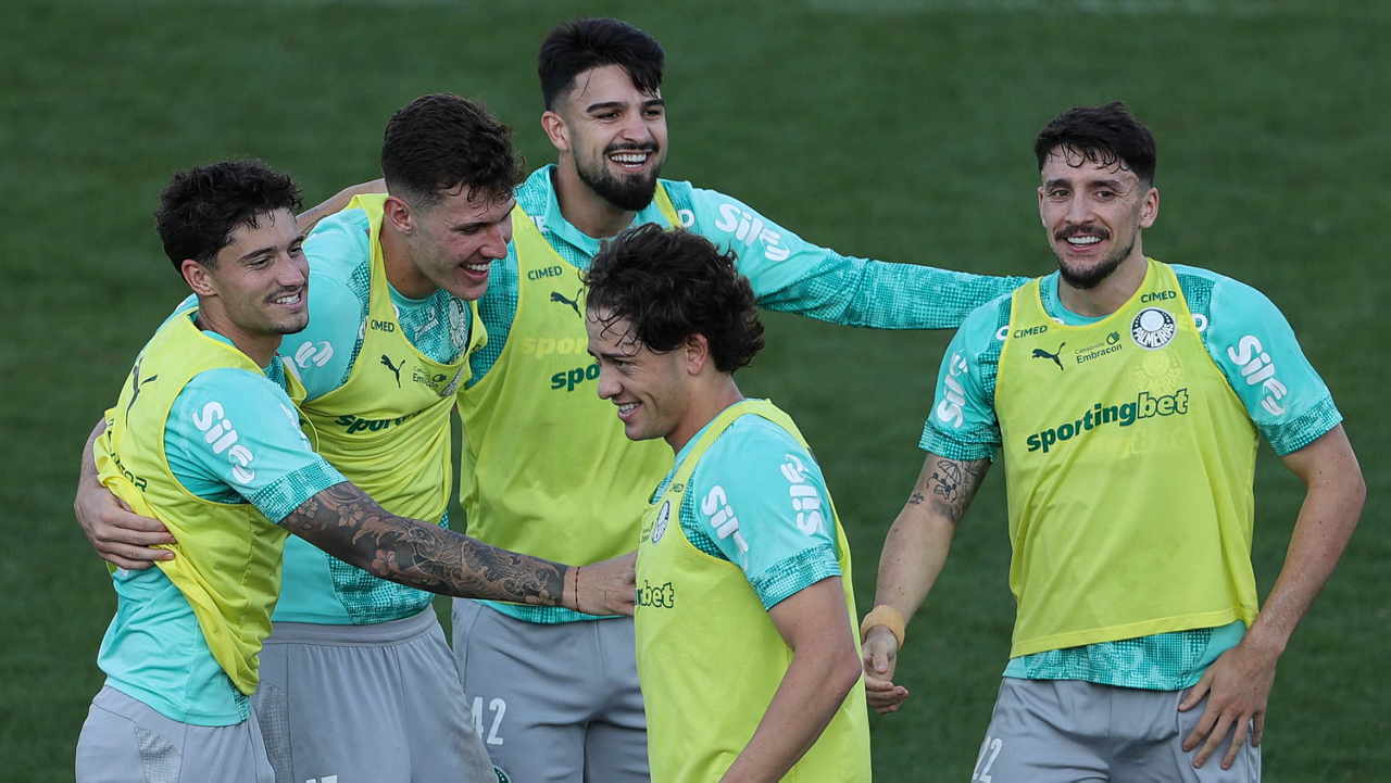 Os jogadores Emiliano Martínez, Benedetti, Agustín Giay, Flaco López e Joaquín Piquerez (E/D), da SE Palmeiras, durante treinamento, na Academia de Futebol.