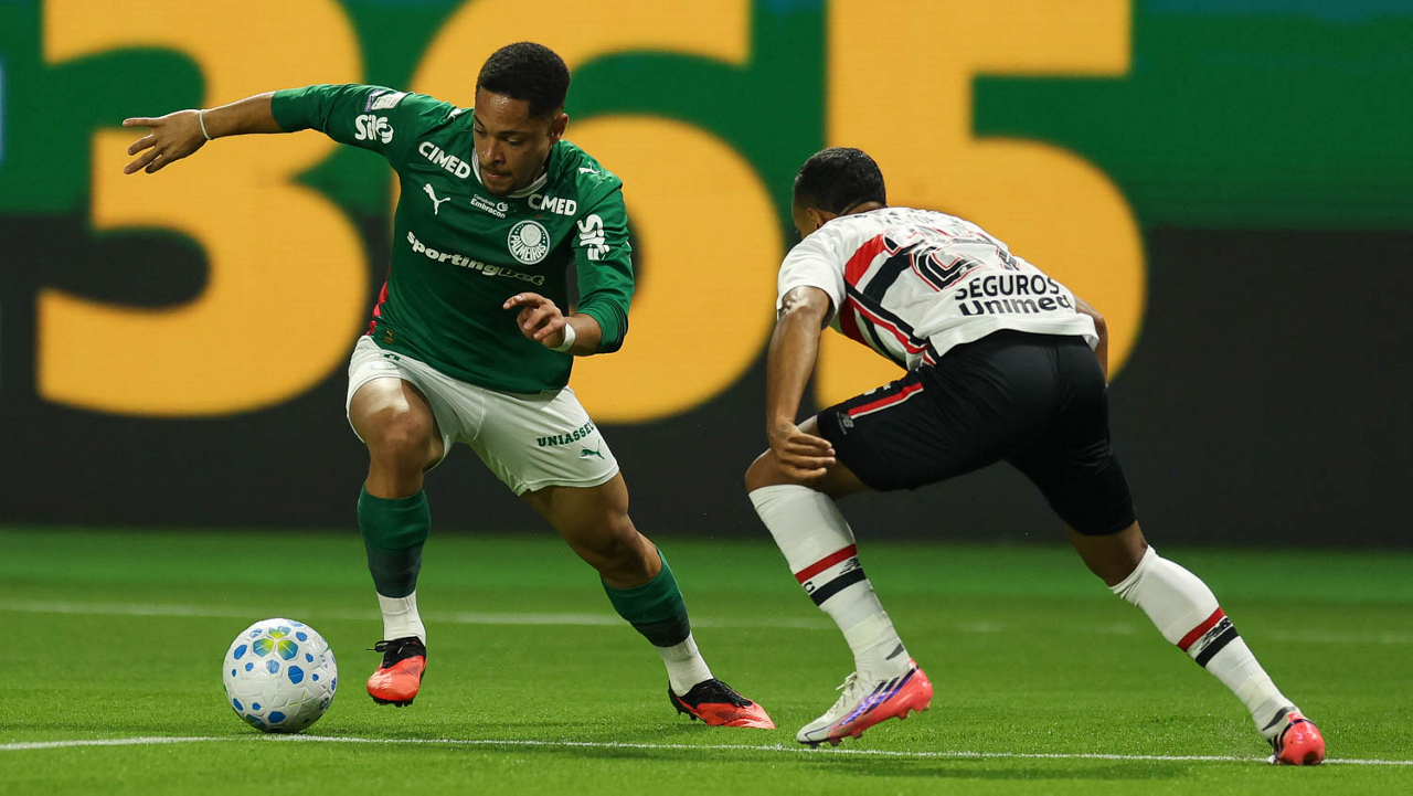 O jogador Vitor Roque, da SE Palmeiras, disputa bola com o jogador do São Paulo FC, durante partida válida pela vigésima sétima rodada, do Campeonato Brasileiro, Série A, na arena Nubank Parque.