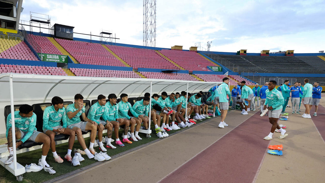 Os jogadores da SE Palmeiras, durante treinamento, Estádio Olímpico, em Quito.