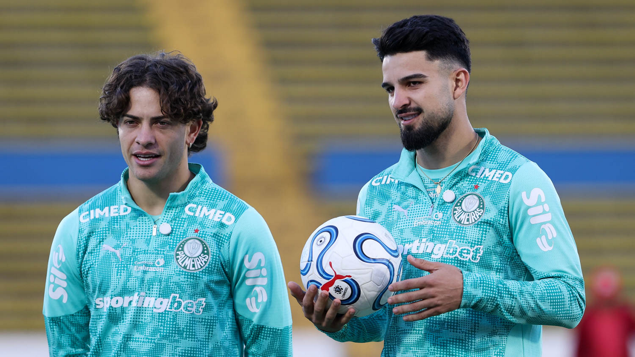 Os jogadores Agustín Giay e Flaco López (D), da SE Palmeiras, durante treinamento, Estádio Olímpico, em Quito.