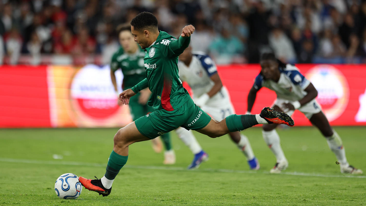 O jogador Vitor Roque, da SE Palmeiras, cobra pênalti para marcar seu gol contra a equipe da Liga Desportiva Universitaria, durante partida válida pelas quartas de final, volta, da Conmebol Libertadores, no Estádio Rodrigo Paz Delgado.