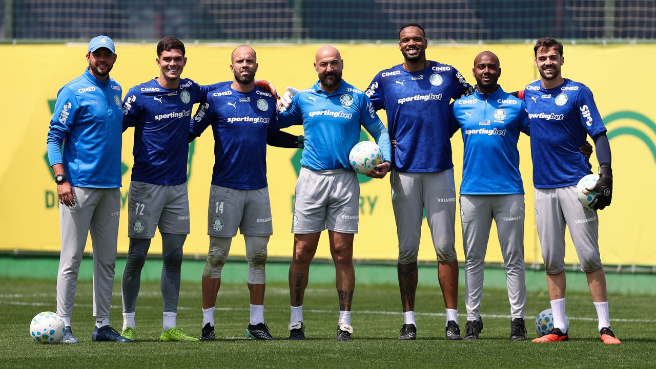 Os preparadores de goleiro Maycon Santos, Rogerio Godoy e Thales Damasceno (E / C / D) e os goleiros Kauan, Marcelo Lomba, Carlos Miguel e Bruno Bertinato (E/D), da SE Palmeiras, durante treinamento, na Academia de Futebol.
