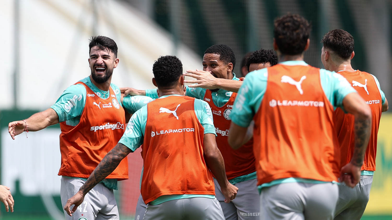 Os jogadores da SE Palmeiras, durante treinamento, na Academia de Futebol.