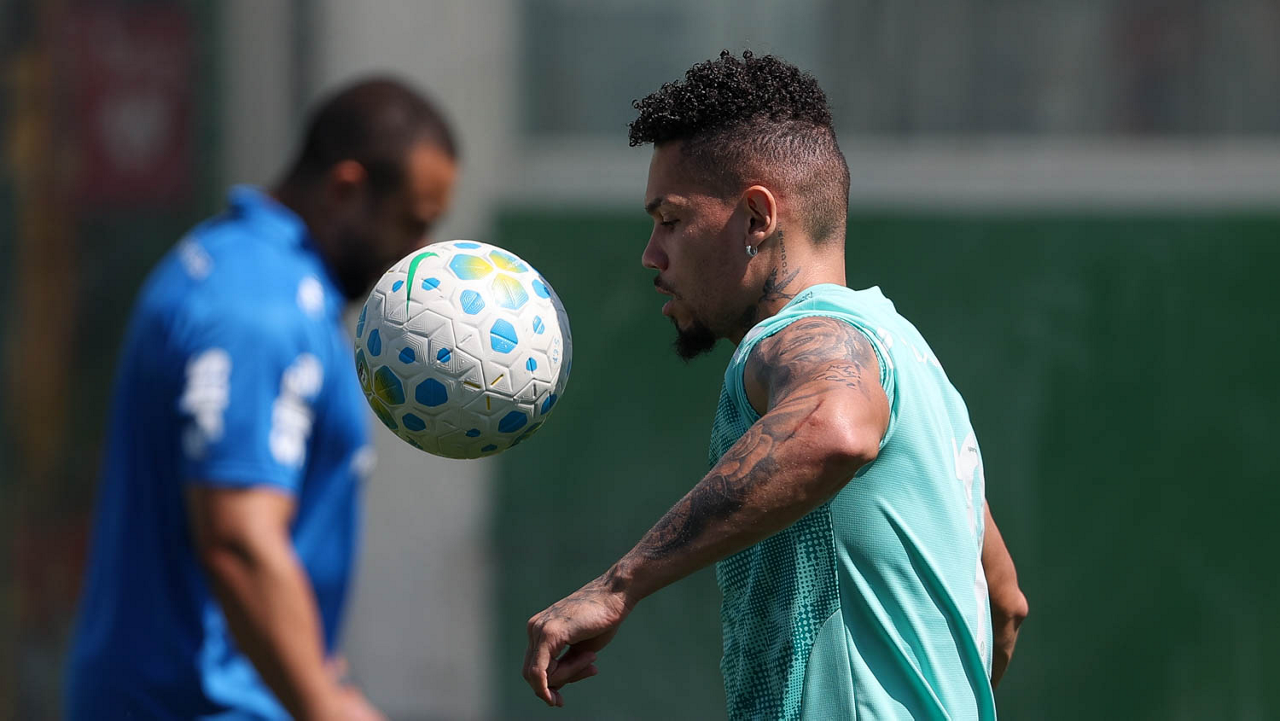 O jogador Paulinho, da SE Palmeiras, durante treinamento, na Academia de Futebol.