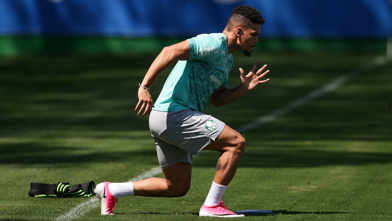 O jogador Paulinho, da SE Palmeiras, durante treinamento, na Academia de Futebol.