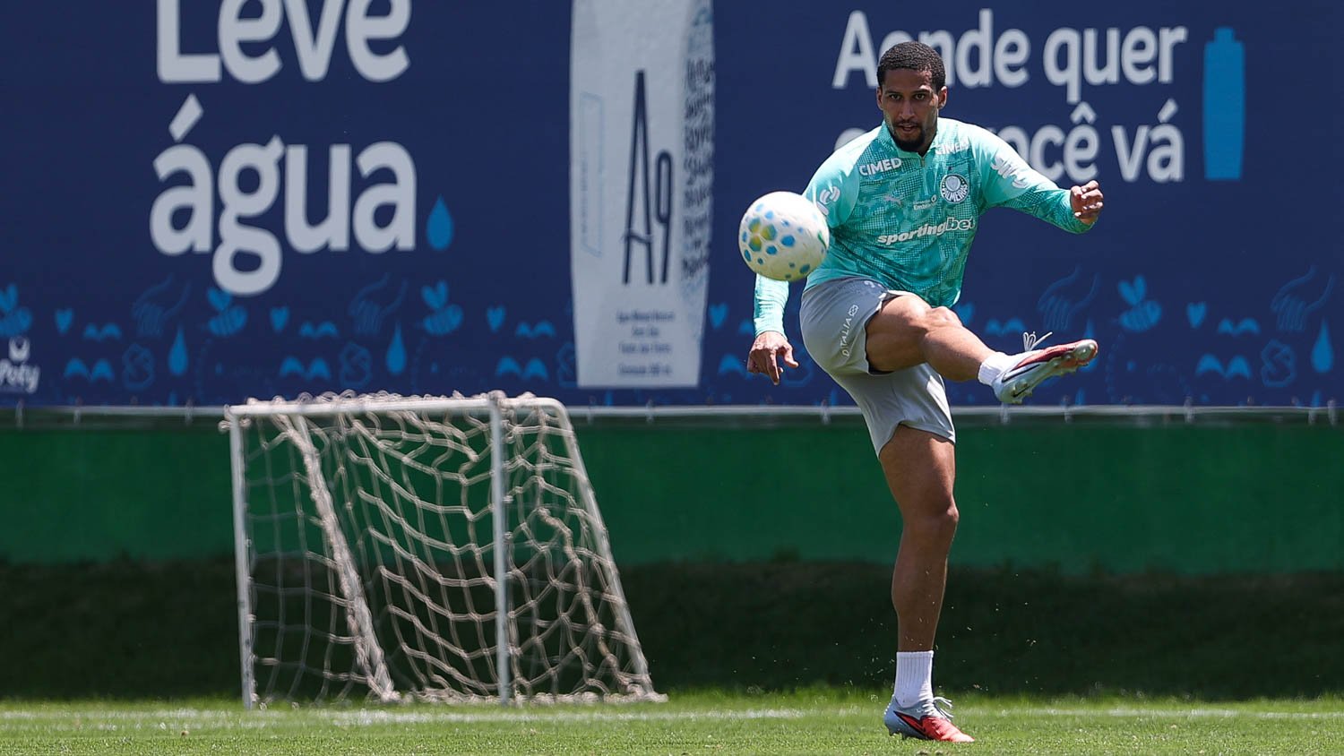 O zagueiro Murilo durante treinamento na Academia de Futebol.