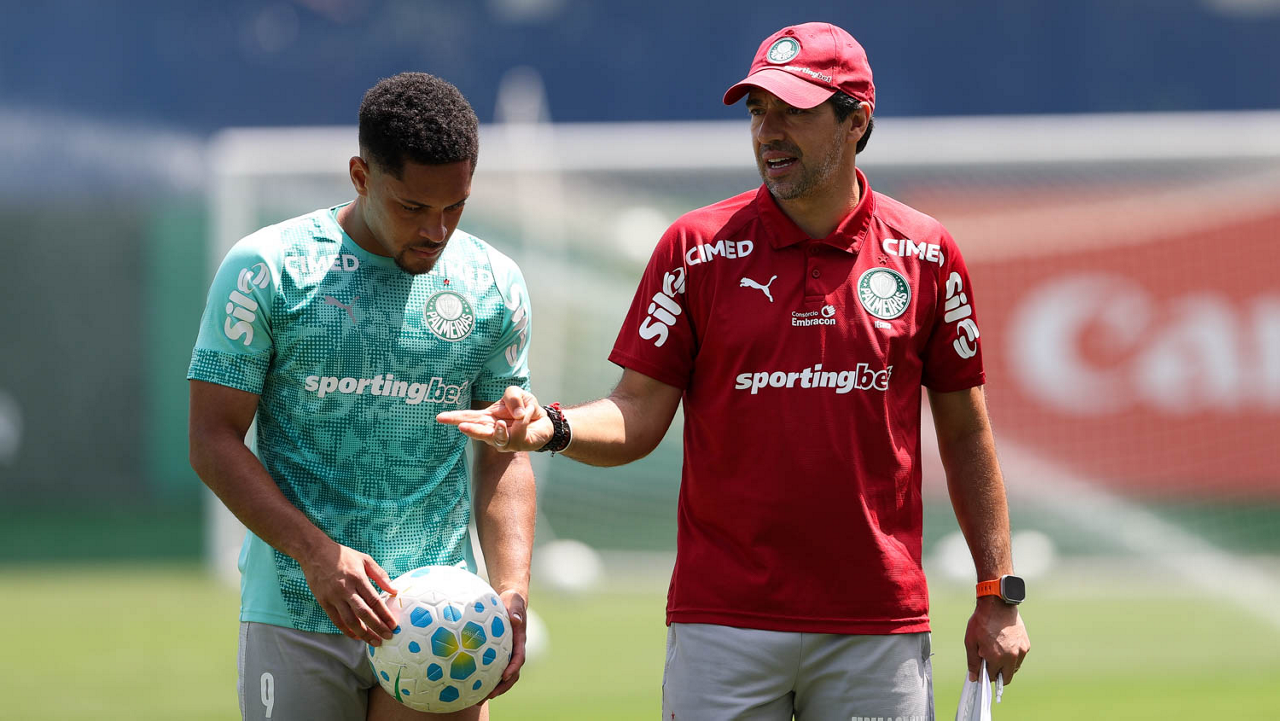 O técnico Abel Ferreira e o jogador Vitor Roque (E), da SE Palmeiras, durante treinamento, na Academia de Futebol.