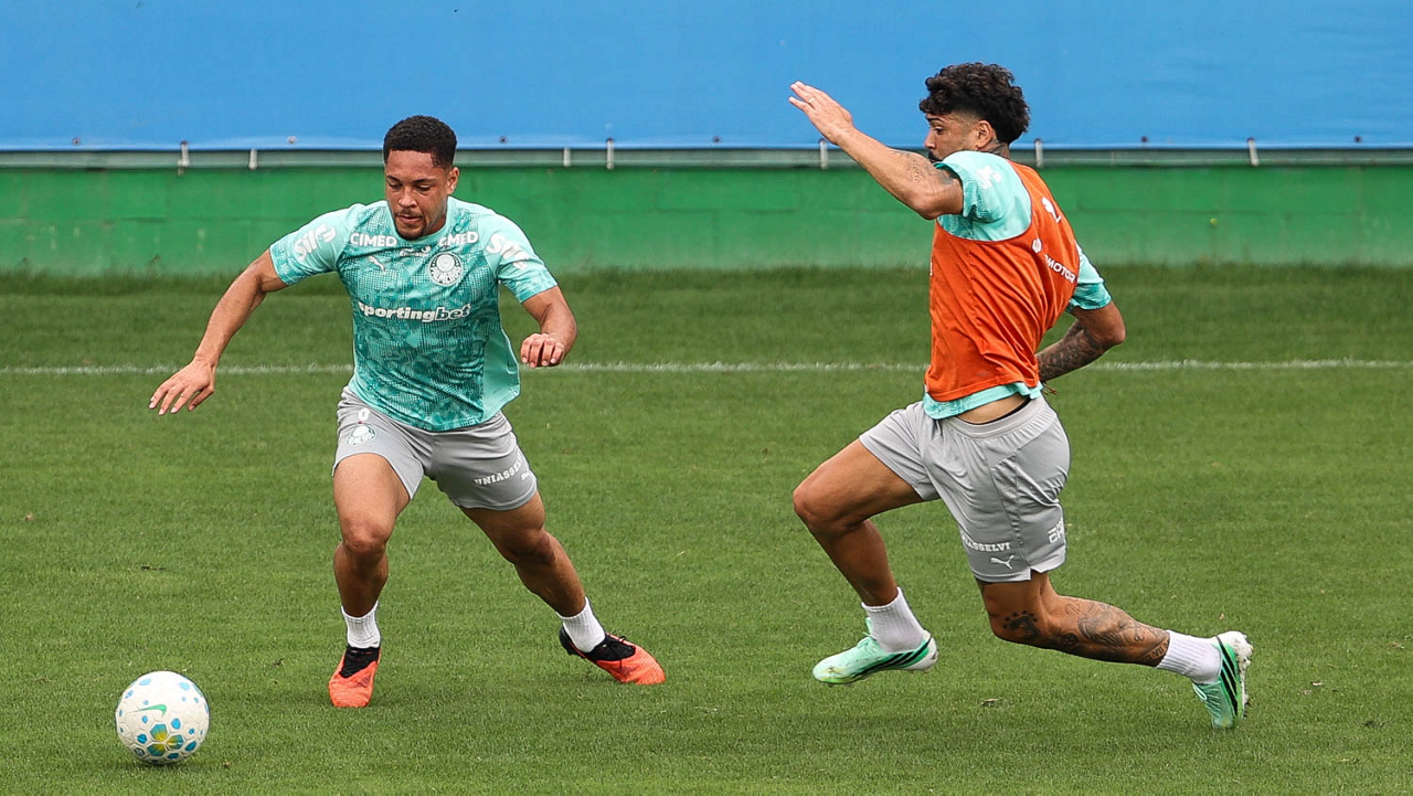 Os jogadores Vitor Roque e Alexander Barboza (D), da SE Palmeiras, durante treinamento, na Academia de Futebol.