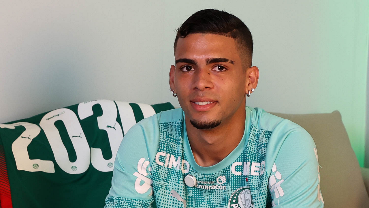 O jogador Arthur, da SE Palmeiras, na Academia de Futebol.