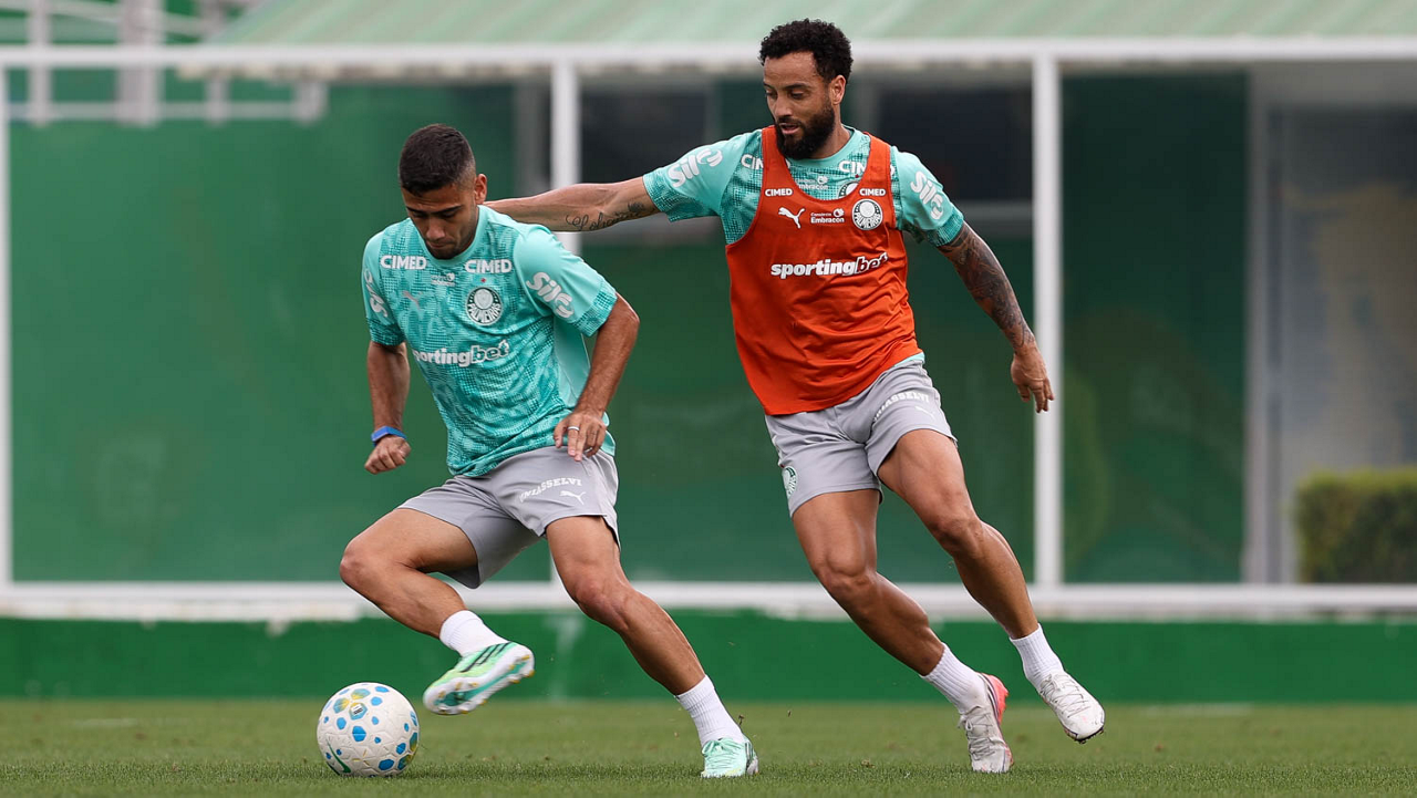Os jogadores Andreas Pereira e Felipe Anderson (D), da SE Palmeiras, durante treinamento, na Academia de Futebol.