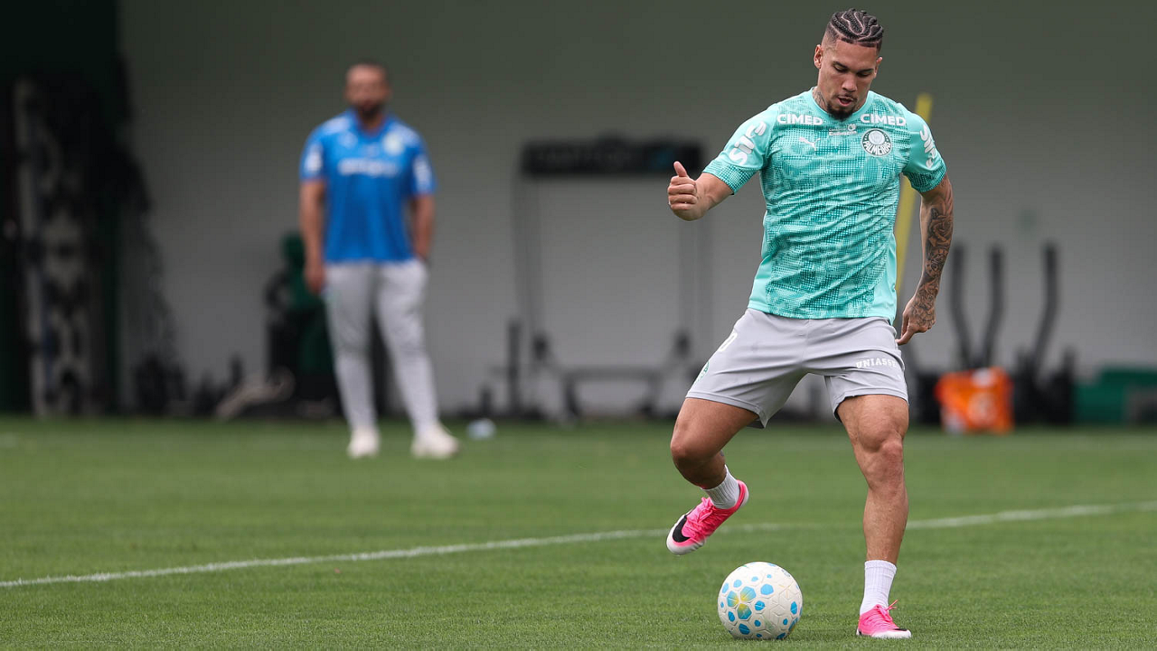O jogador Paulinho, da SE Palmeiras, durante treinamento, na Academia de Futebol.