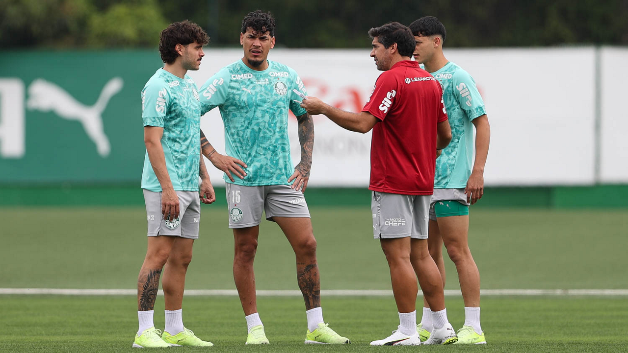 O técnico Abel Ferreira e os jogadores Mauricio, Gustavo Gómez e Ramón Sosa (E/D), da SE Palmeiras, durante treinamento, na Academia de Futebol.