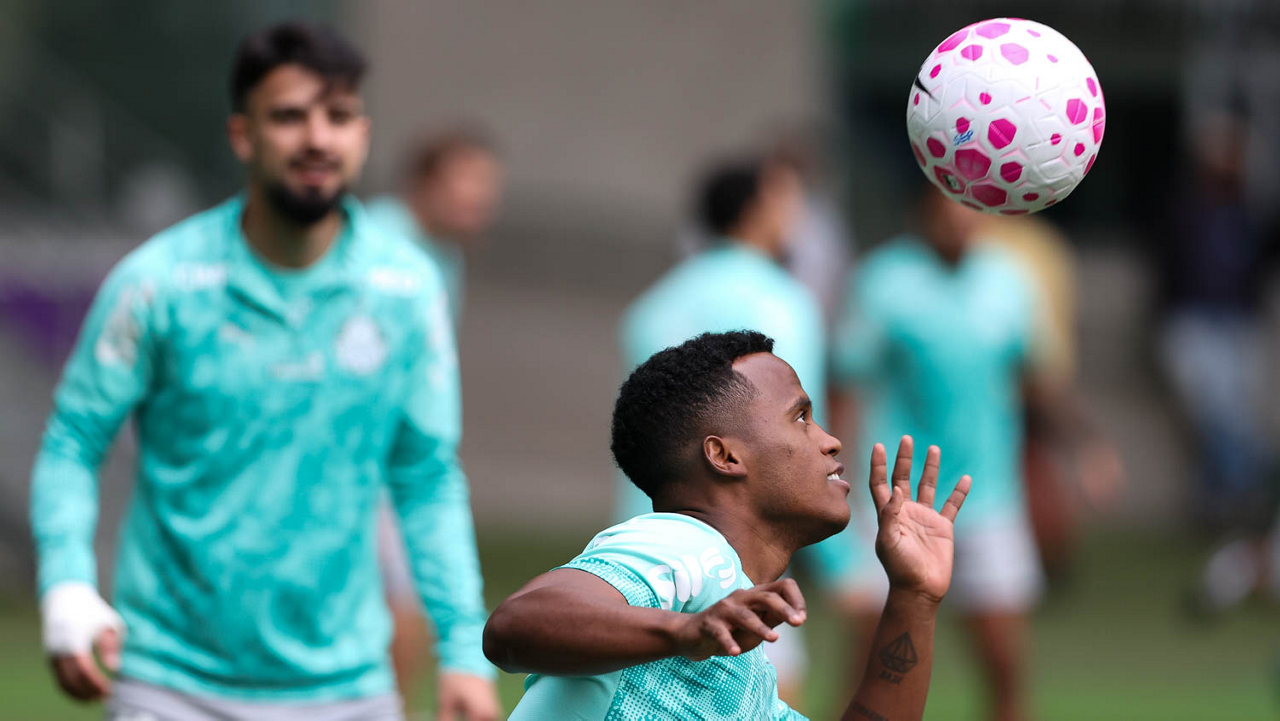 O jogador Jhon Arias, da SE Palmeiras, durante treinamento, na arena Nubank Parque.