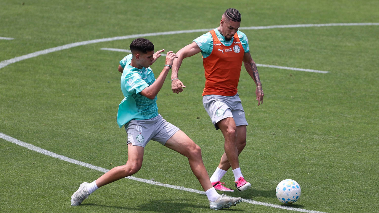 O jogador Paulinho, da SE Palmeiras, durante treinamento, na Academia de Futebol.