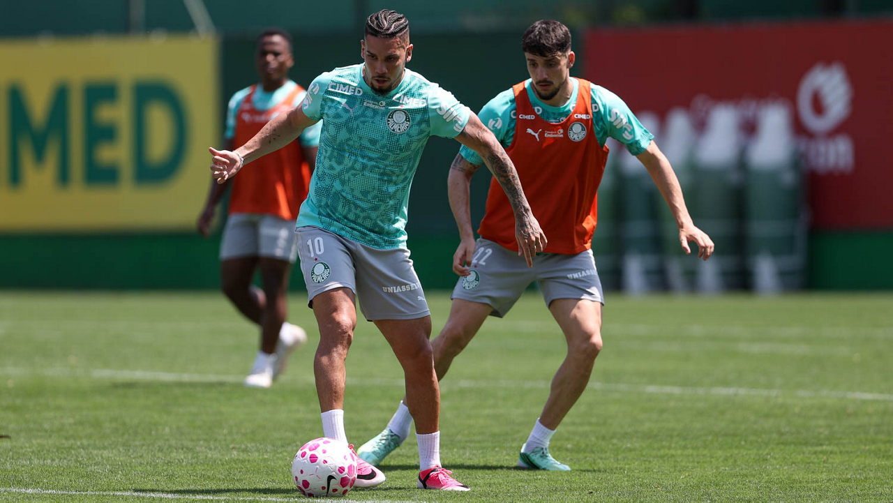 O jogador Paulinho, da SE Palmeiras, durante treinamento, na Academia de Futebol.